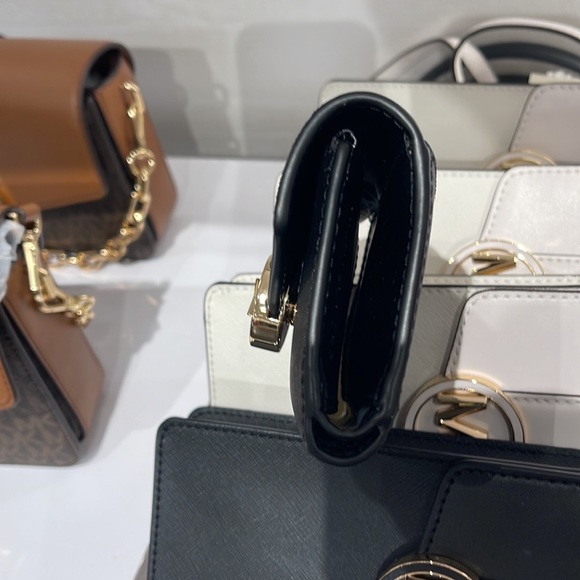 MICHAEL KORS
Carmen Medium Faux Leather Wallet
Black
NWT - Picture 9 of 16